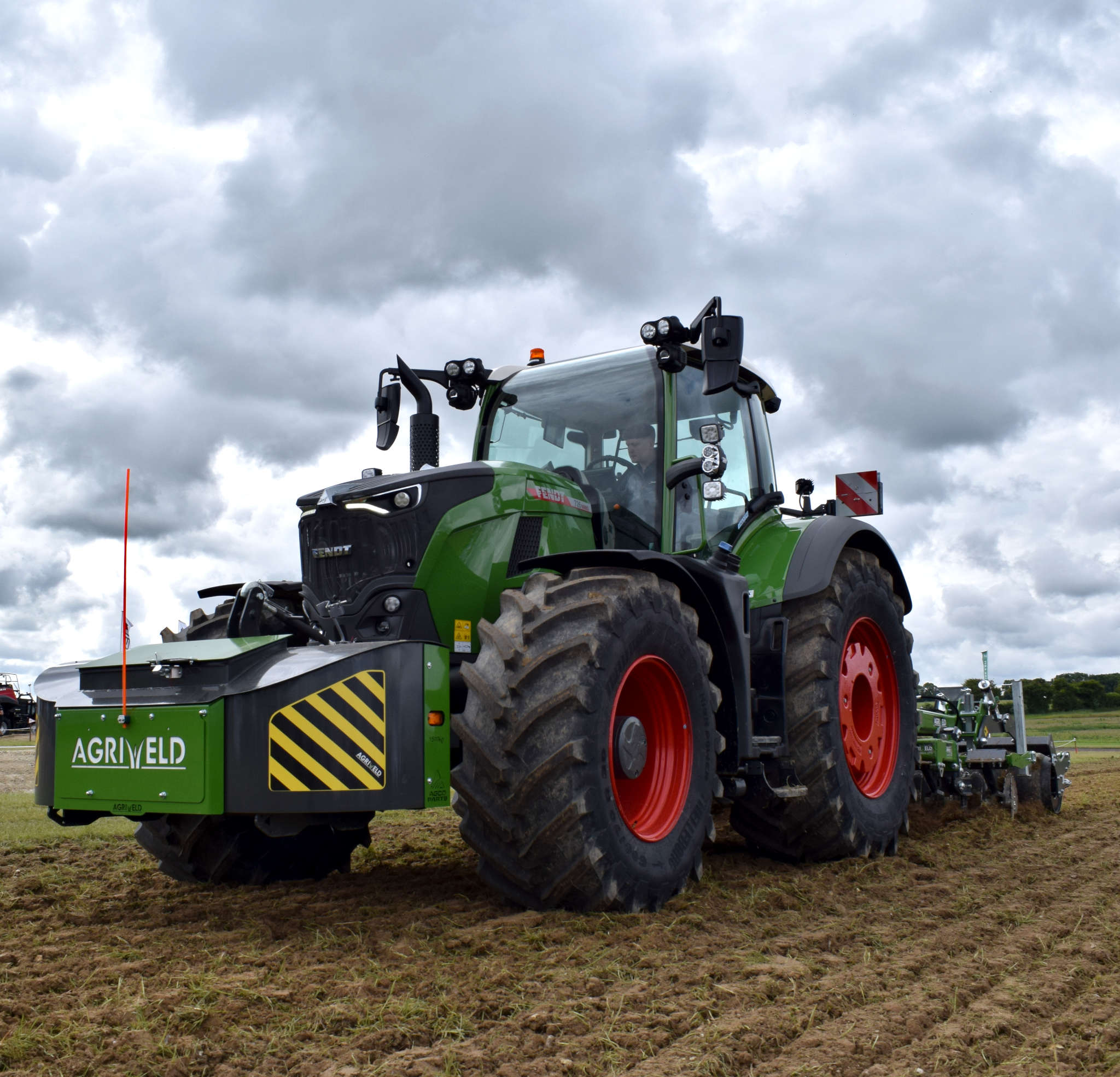 Agriweld Min Disc behind Fendt tractor